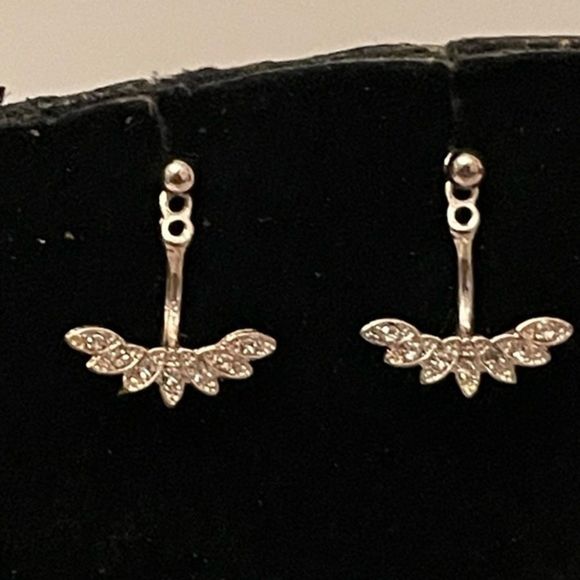 0.75” silver tone fanned drop stud earrings & and 7 prong set Austrian crystals - Picture 1 of 4